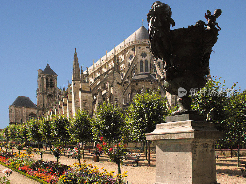 布尔日大教堂(法语:Cathédrale Saint-Étienne de Bourges)是位于法国布尔日的一座罗马天主教教堂。这座大教堂是献给圣斯蒂芬的，是布尔日大主教的所在地。它是哥特式和罗马式的建筑
